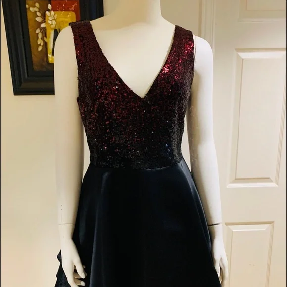 Brand New Black dress w Sequinned Red Top Size M - Picture 2 of 12